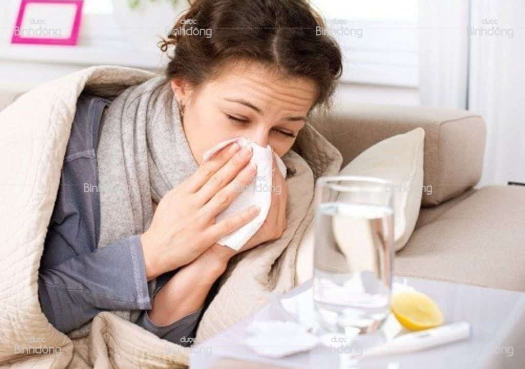 Người phụ nữ bị sổ mũi