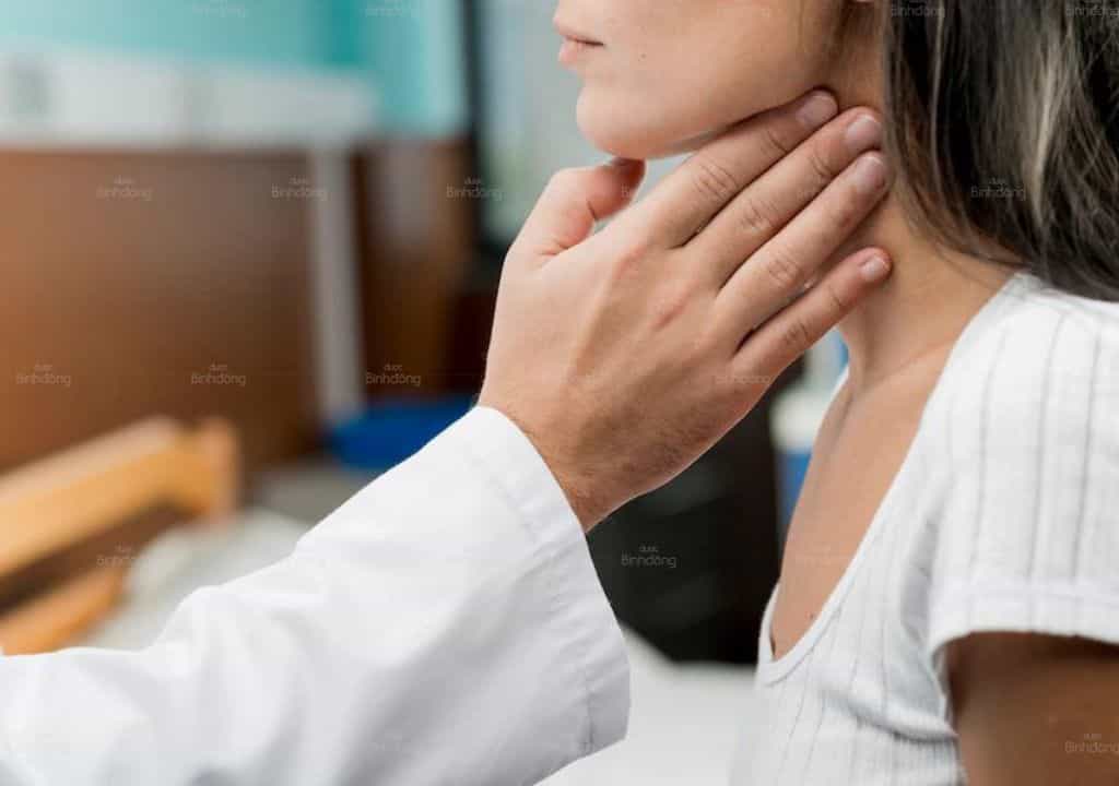 Hình ảnh về người bác sĩ đang khám bệnh cho bệnh nhân