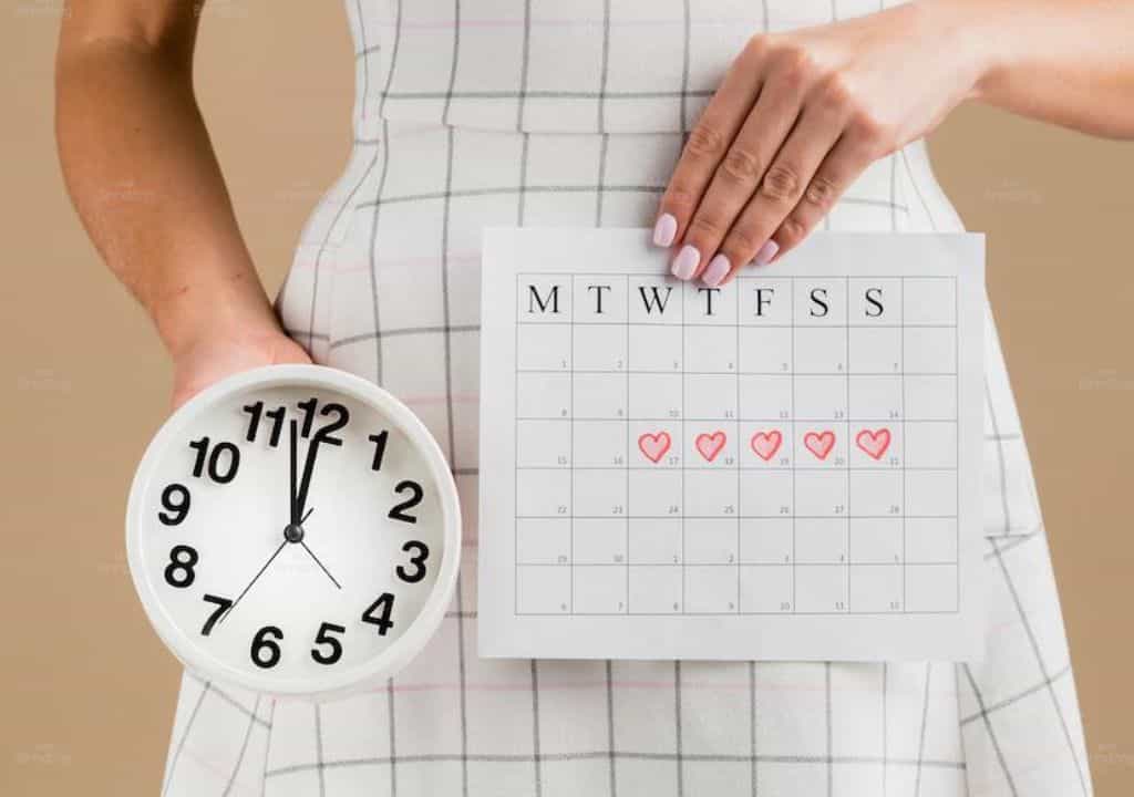 Hình ảnh người phụ nữ đang xem lịch chu kì kinh nguyệt