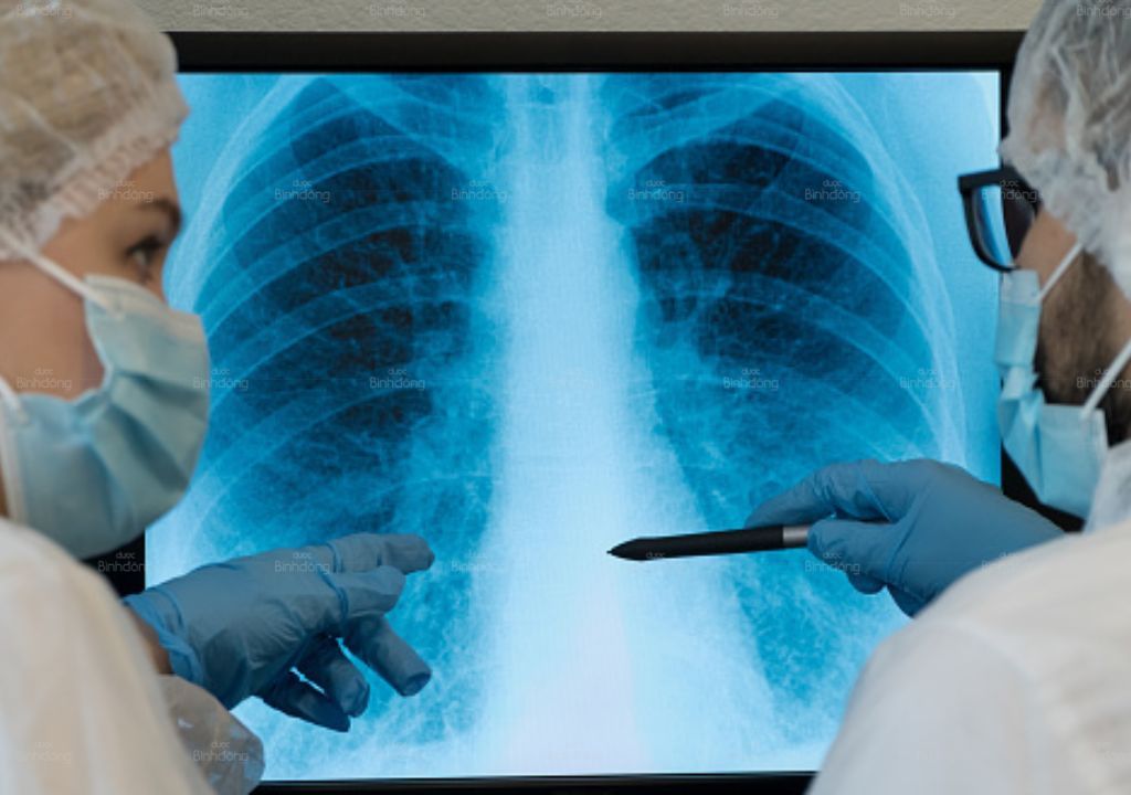Hình ảnh 2 người bác sĩ đang chẩn đoán tình trạng bệnh qua phương pháp chụp X-quang