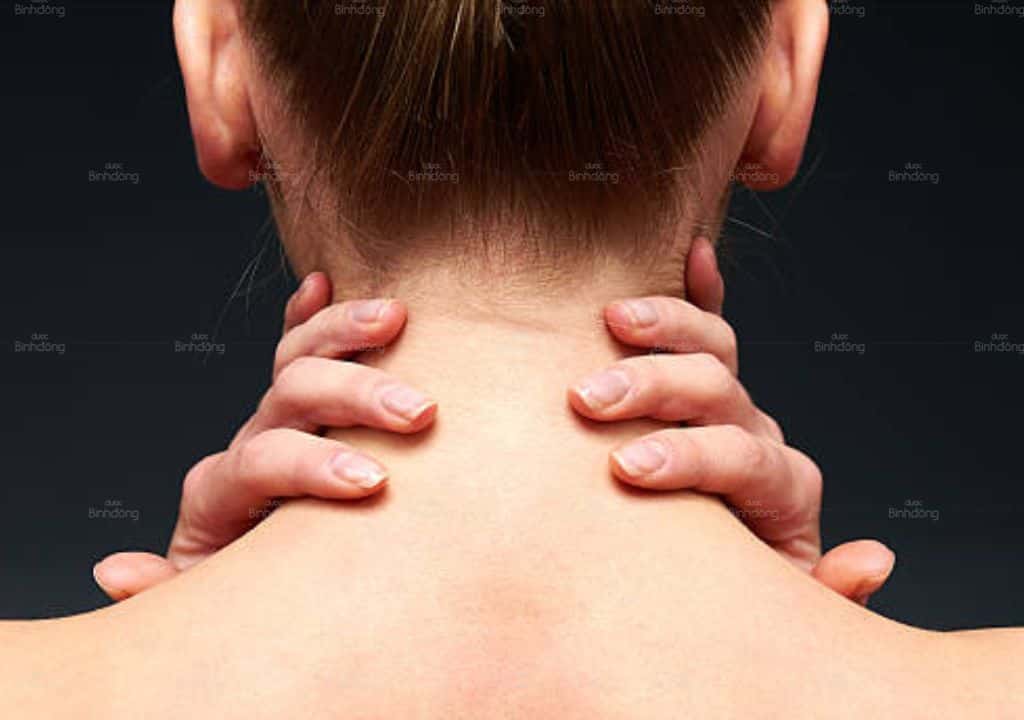 Hình ảnh người phụ nữ bị đau mỏi vai gáy dẫn đến thoái hóa khớp