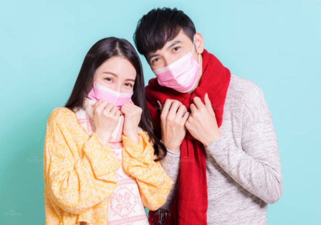 Hình ảnh 2 người bạn trẻ đang đeo khổ trang phòng ngừa tình trạng bệnh viêm phế quản