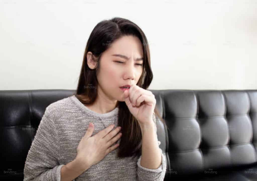 Hình ảnh người phụ nữ đang bị ho