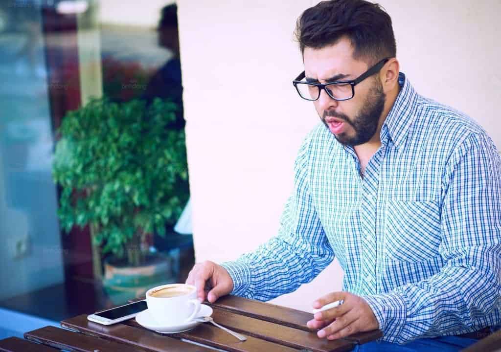 Người đàn ông bị ho có đờm do thời tiết thay đổi đột ngột