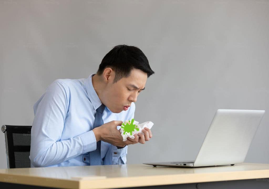 Hình ảnh người đàn ông đang bị ho khạc ra đờm