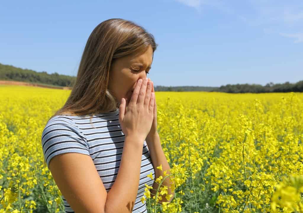 Hình ảnh người phụ nữ đang bị ho khan không dứt