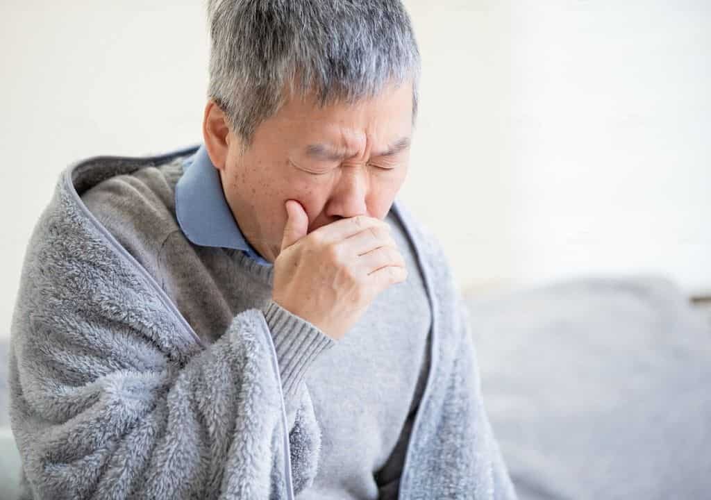 Hình ảnh người đàn ông đang bị ho khan tiếng