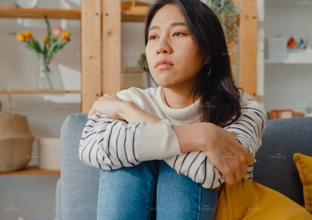 Hình ảnh người phụ nữ đang cảm thấy mệt mỏi