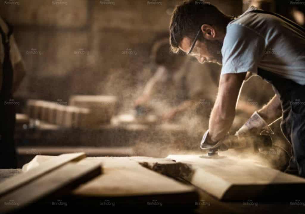 Hình ảnh người đàn ông đang làm việc trong môi trường độc hại nhiều khói bụi