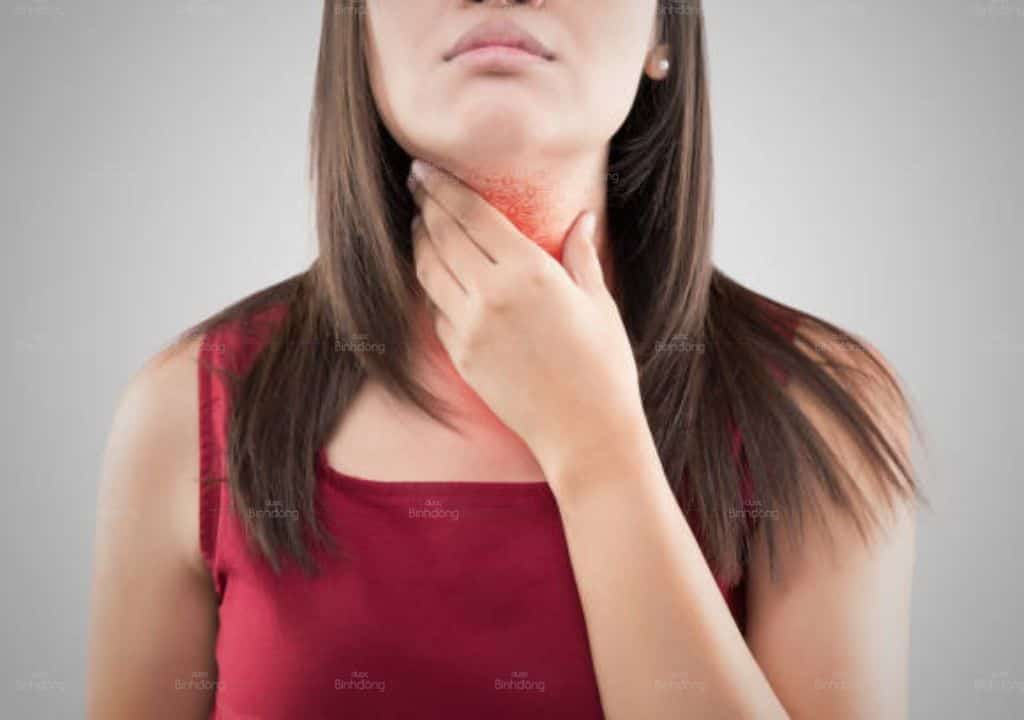 Hình ảnh người phụ nữ đang cảm thấy khó chịu ở vùng họng