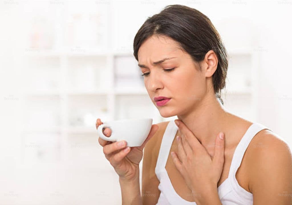 Người phụ nữ bị đau họng
