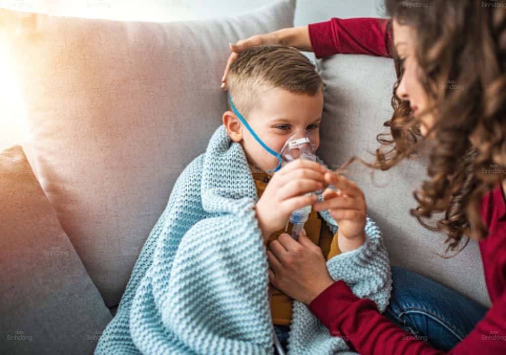 Hình ảnh người em bé bị bệnh về phế quản phải thở bằng Oxi