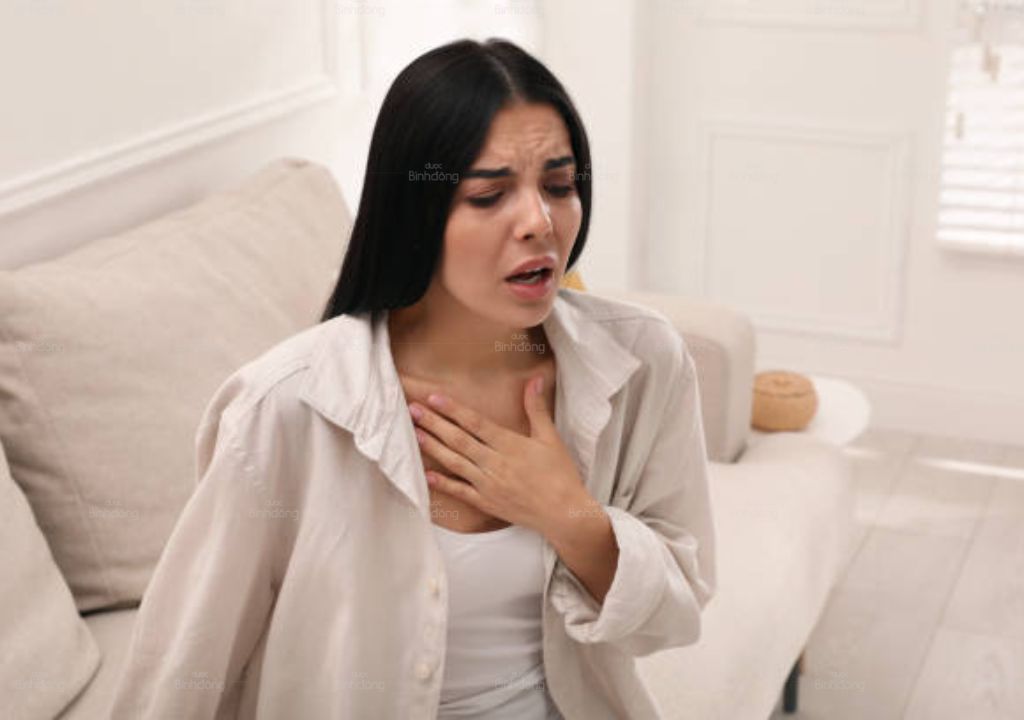 Hình ảnh người phụ nữ đang cảm thấy đau ở vùng ngực