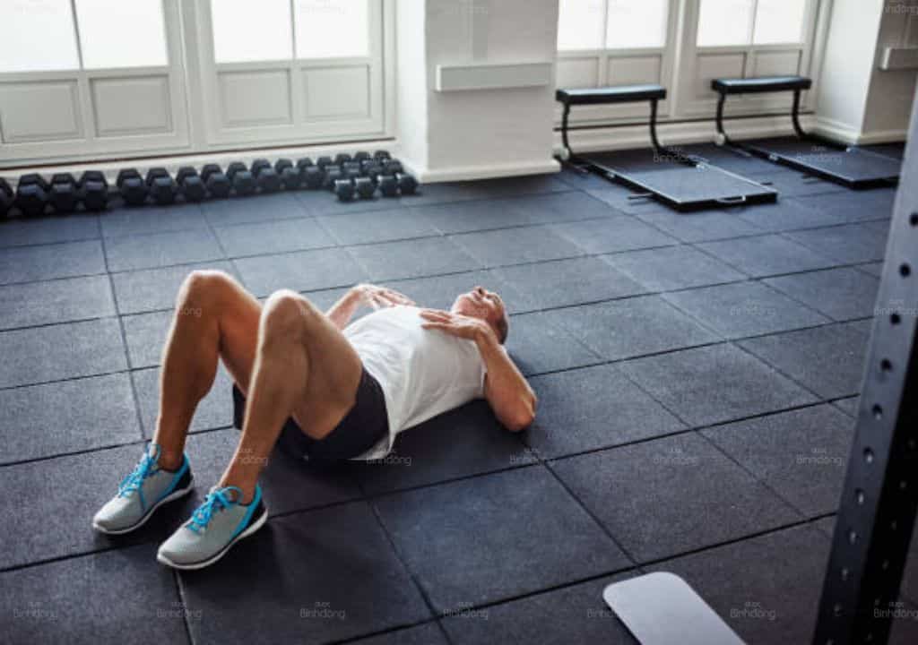 Người đàn ông bị kiệt sức do vận động thể thao quá mức