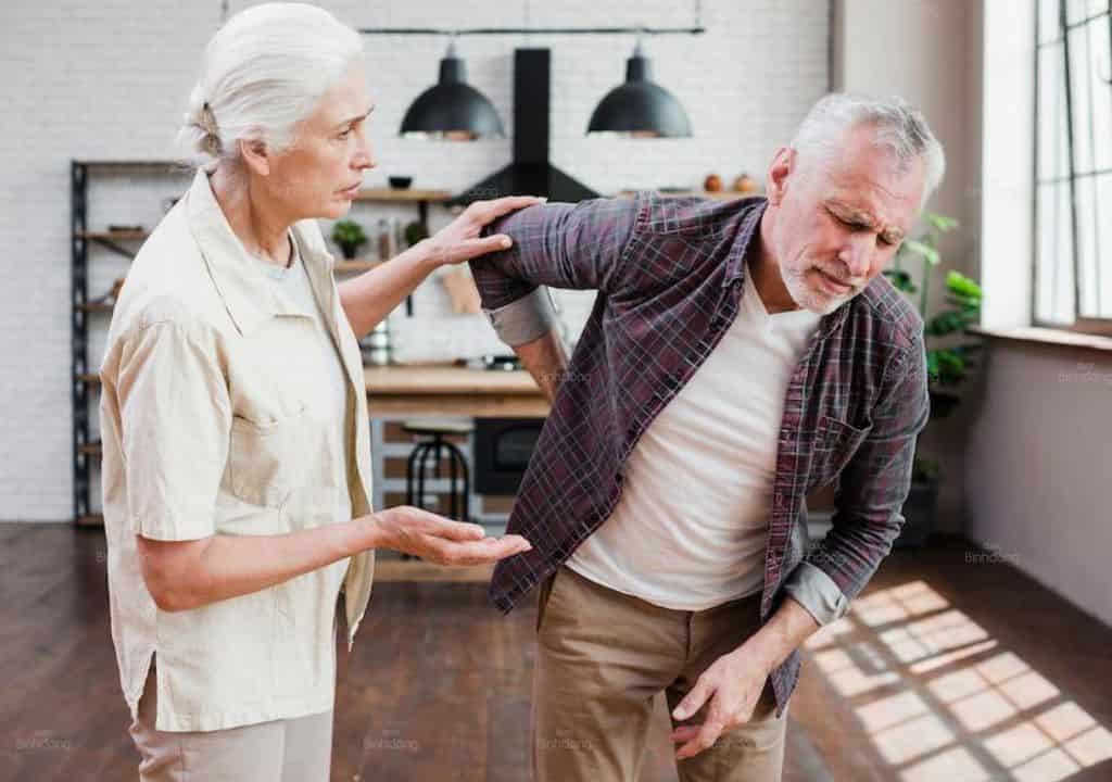 Hình ảnh người đàn ông bị đau khớp vai