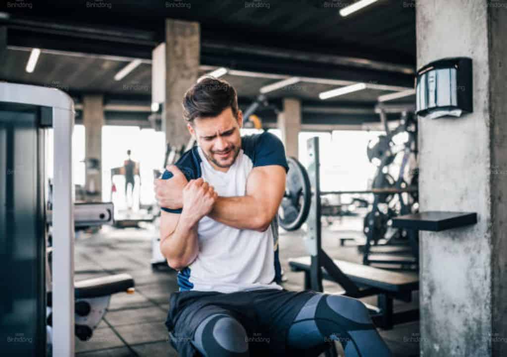 Người đàn ông bị thoái hóa khớp do tập luyện quá sức