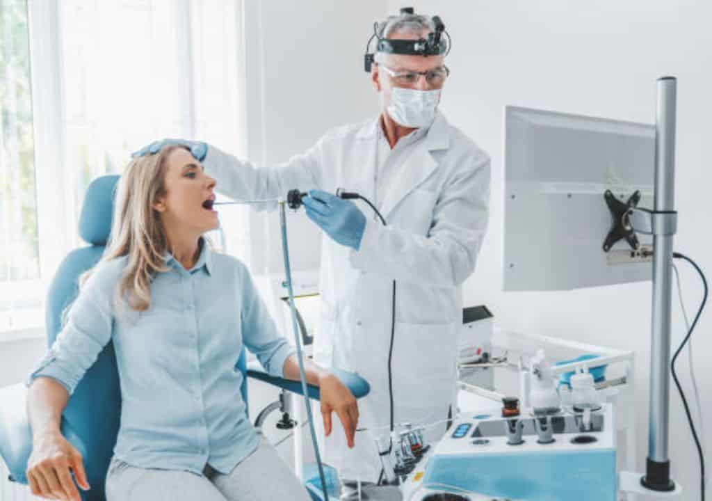 Hình ảnh người bác sĩ đang khám bệnh cho bệnh nhân