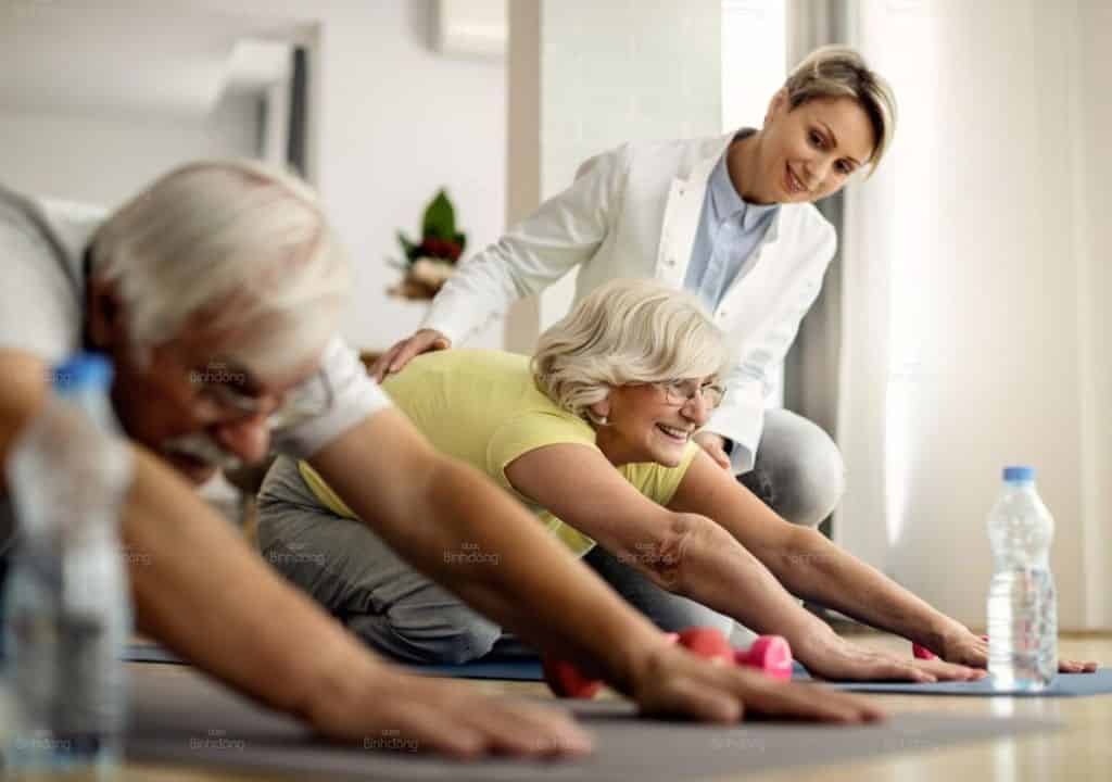 Hình ảnh bác sĩ đang hướng dẫn bệnh nhân điều trị vật lý trị liệu