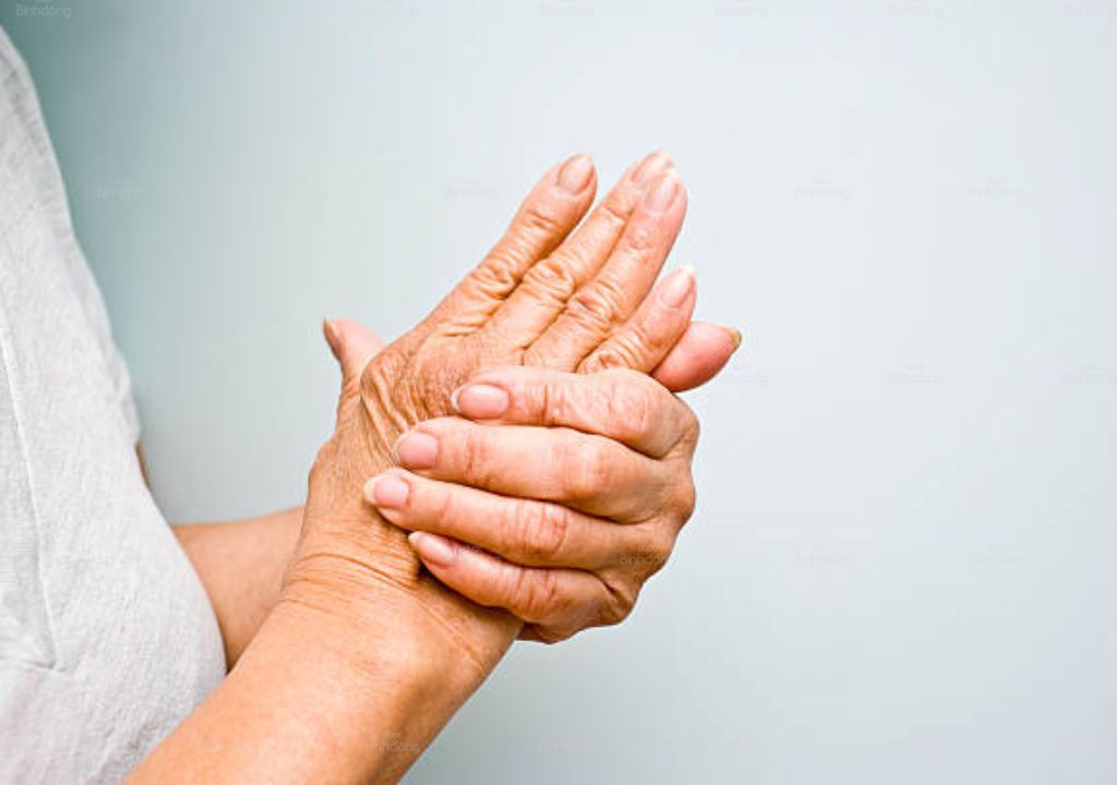 Hình ảnh người đàn ông đang bị thoái hóa khớp dẫn đến đau nhức chân tay