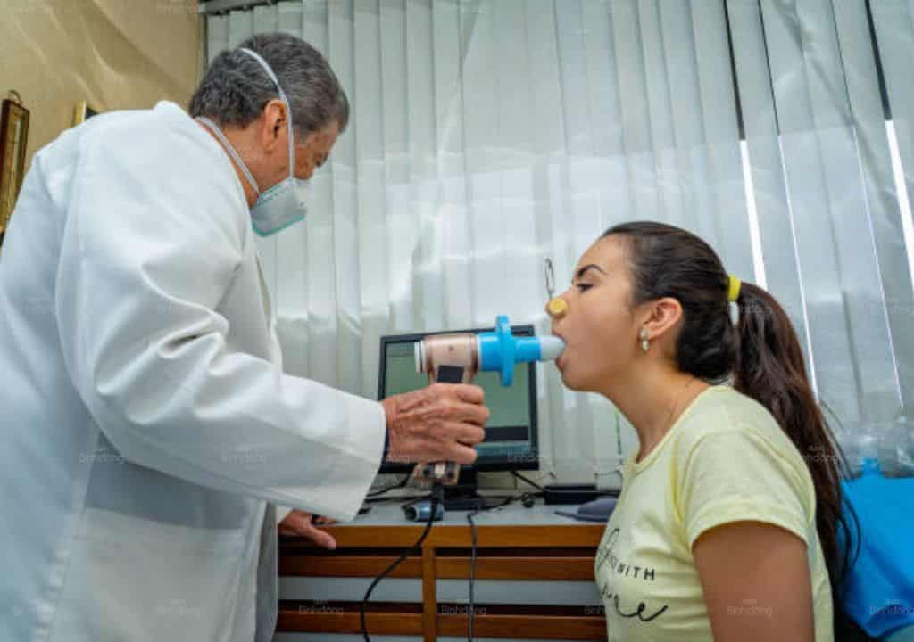 Hình ảnh người bác sĩ đang thăm khám cho bệnh nhân