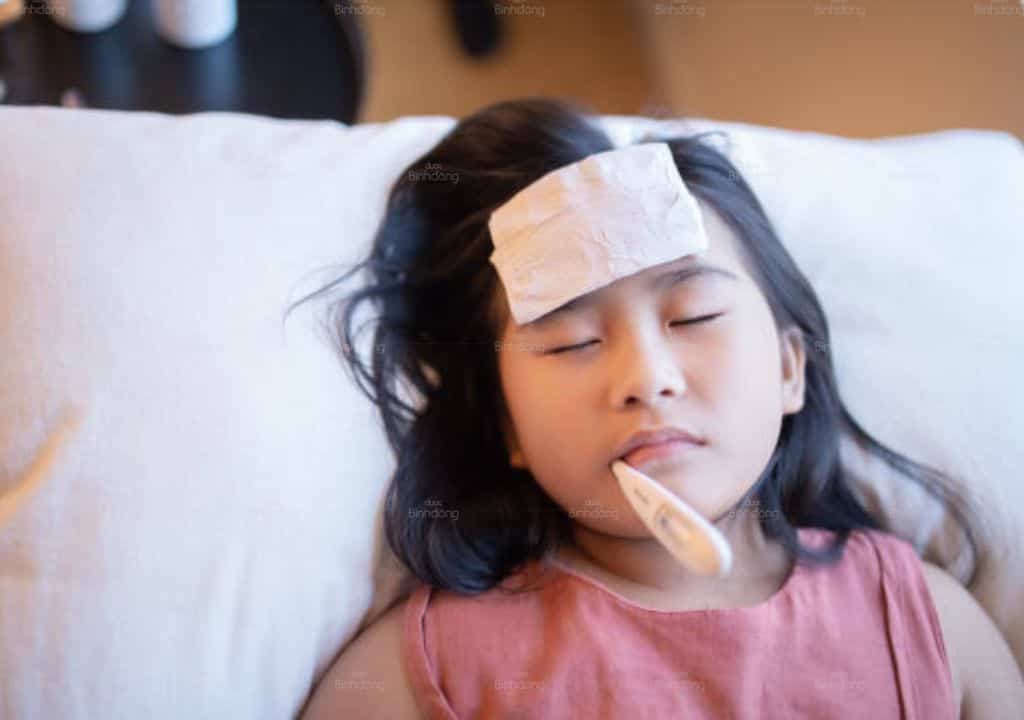 Hình ảnh bé gái đang bị sốt