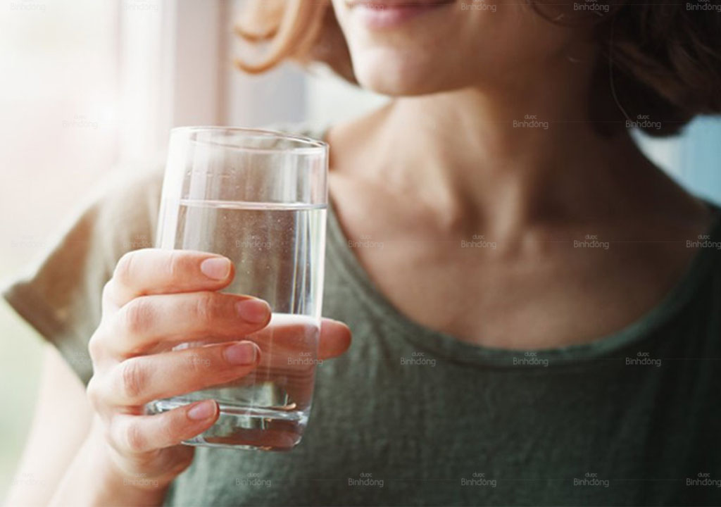 Hình ảnh người phụ nữ đang bổ sung nước cho cơ thể