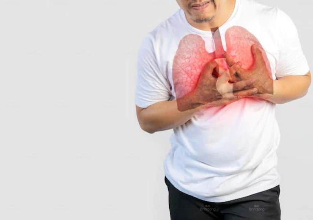 Hình ảnh người đàn ông đang bị đau ở vùng ngực