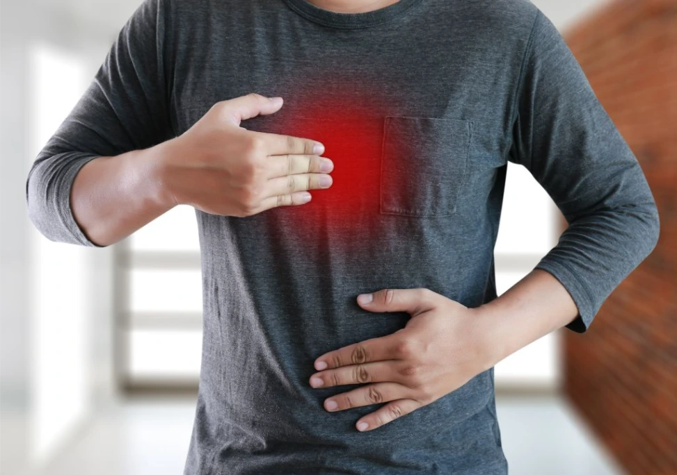 Hình ảnh người đàn ông bị trào ngược dạ dày