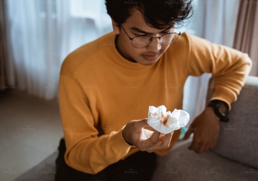 Người đàn ông bị ho có đờm