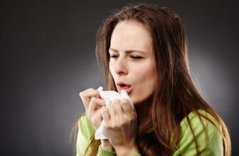 Người phụ nữ bị Ho lâu ngày không khỏi kèm mệt mỏi