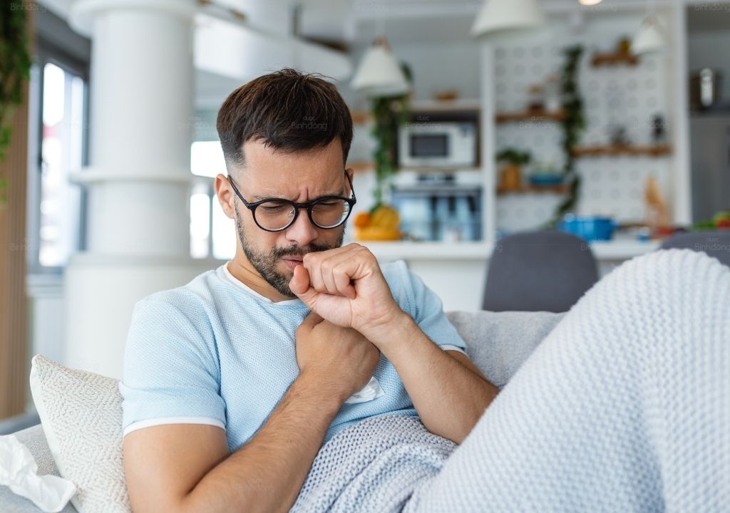 Hình chụp người đàn ông đang bị ho khan kéo dài
