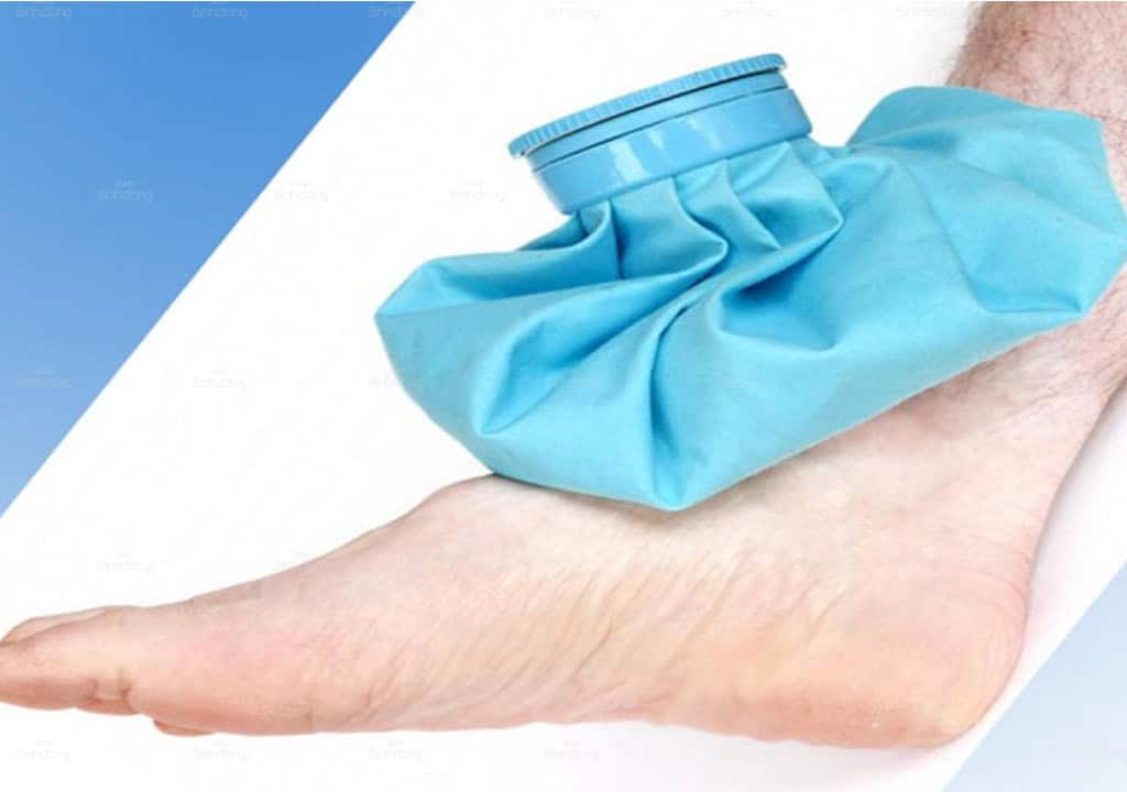 Chườm đá là một trong những cách giảm hẳn lượng máu bầm ở ngón chân.