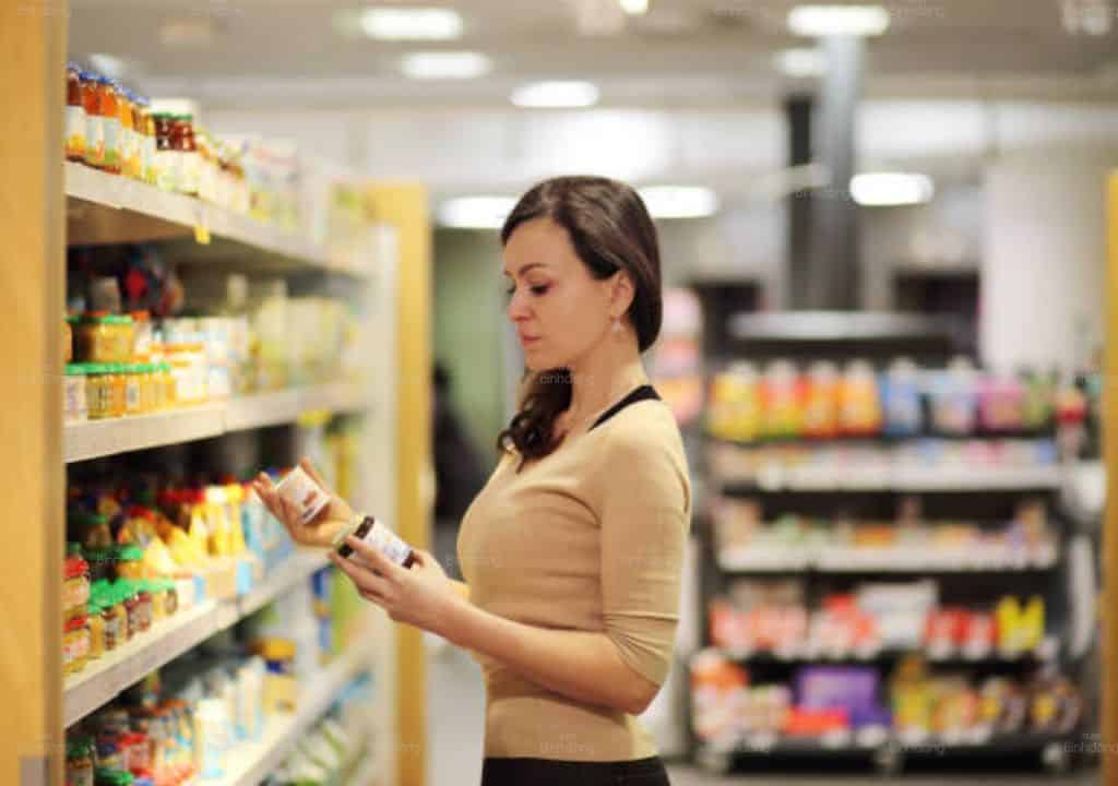 Hình ảnh người phụ nữ đang lựa chọn các loại thuốc tốt nhất