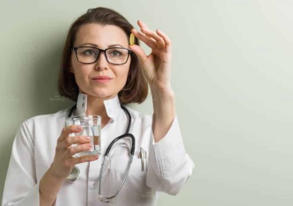 Hình ảnh người bác sĩ đang lọc và đánh giá lại thuốc
