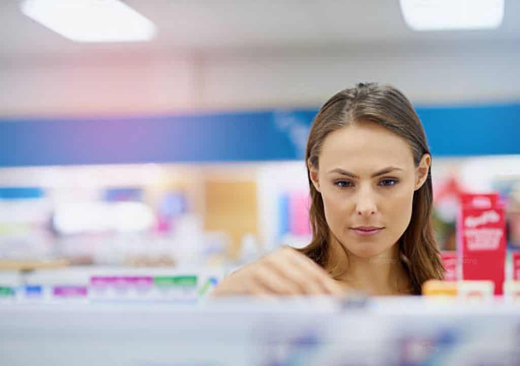 Hình ảnh người phụ nữ đang lựa chọn các loại thuốc