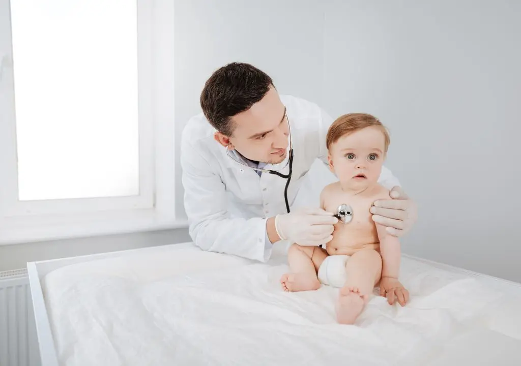 Đưa trẻ đi khám khi bị khó thở