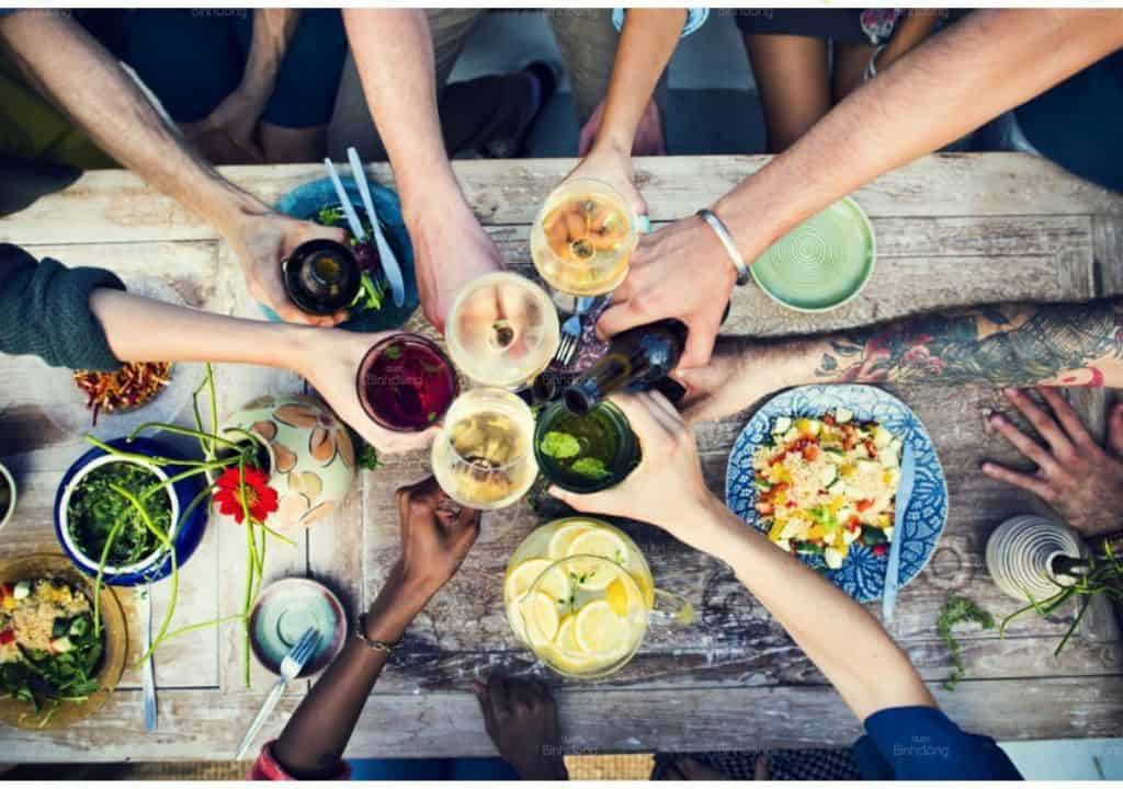 Hình ảnh về một nhóm người đang ăn uống