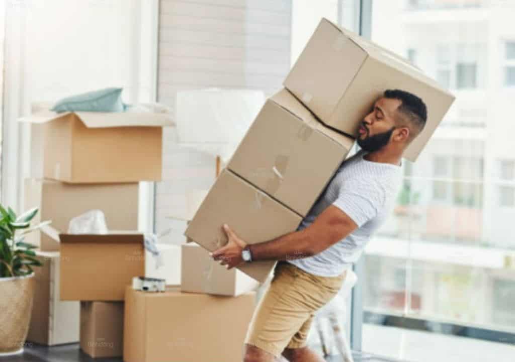 Hình ảnh người đàn ông đang khiêng vác đồ nặng