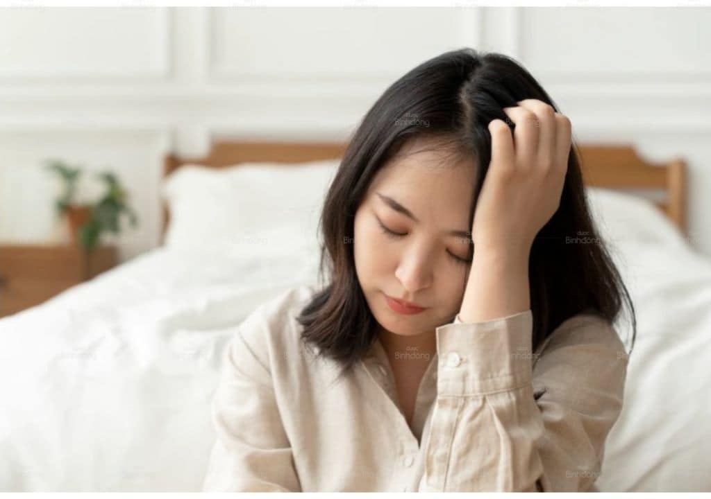 Hình ảnh người phụ nữ đang cảm thấy mệt mỏi