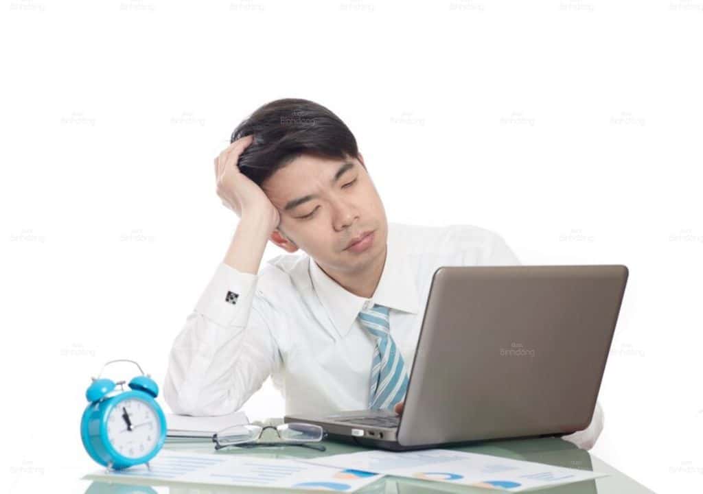 Hình ảnh người đàn ông mệt mõi do làm việc quá sức