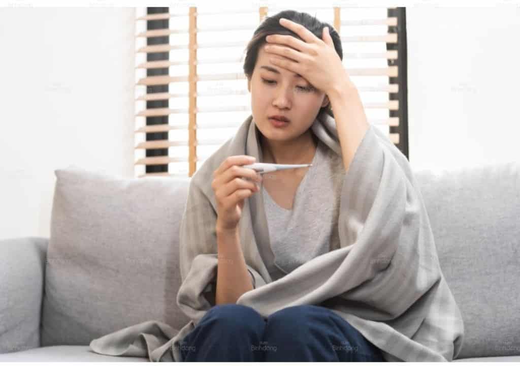 Hình ảnh người phụ nữ đang bị sốt cao