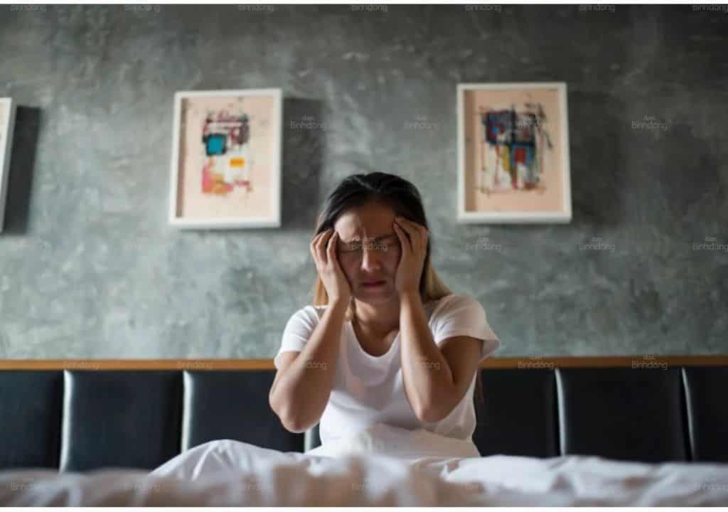 Hình ảnh người phụ nữ đang bị mất ngủ