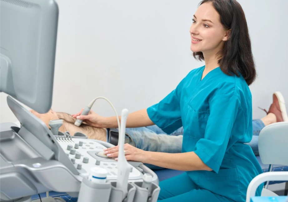 Bác sĩ thực hiện siêu âm bụng