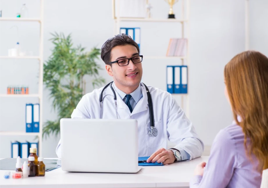 Người phụ nữ thăm khám bệnh với bác sĩ