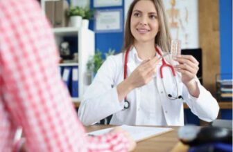 Hình ảnh người bác sĩ đang hướng dẫn và tư vấn cho bệnh nhân