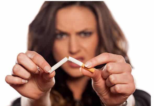 Hình ảnh người phụ nữ đang quyết tâm không hút thuốc lá để tránh triệu chứng viêm khớp dạng thấp