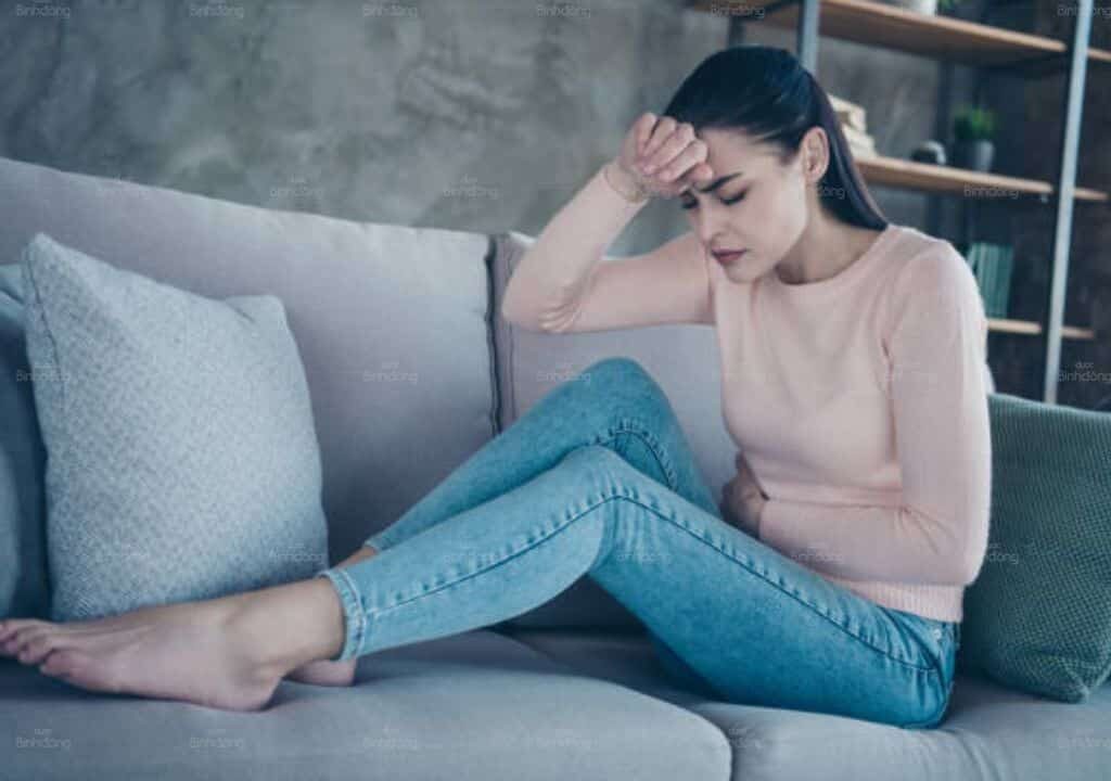 Người phụ nữ bị đau bụng
