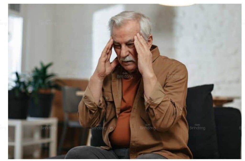 Hình ảnh cụ ông đang bị hoa mắt chóng mặt do tuổi tác