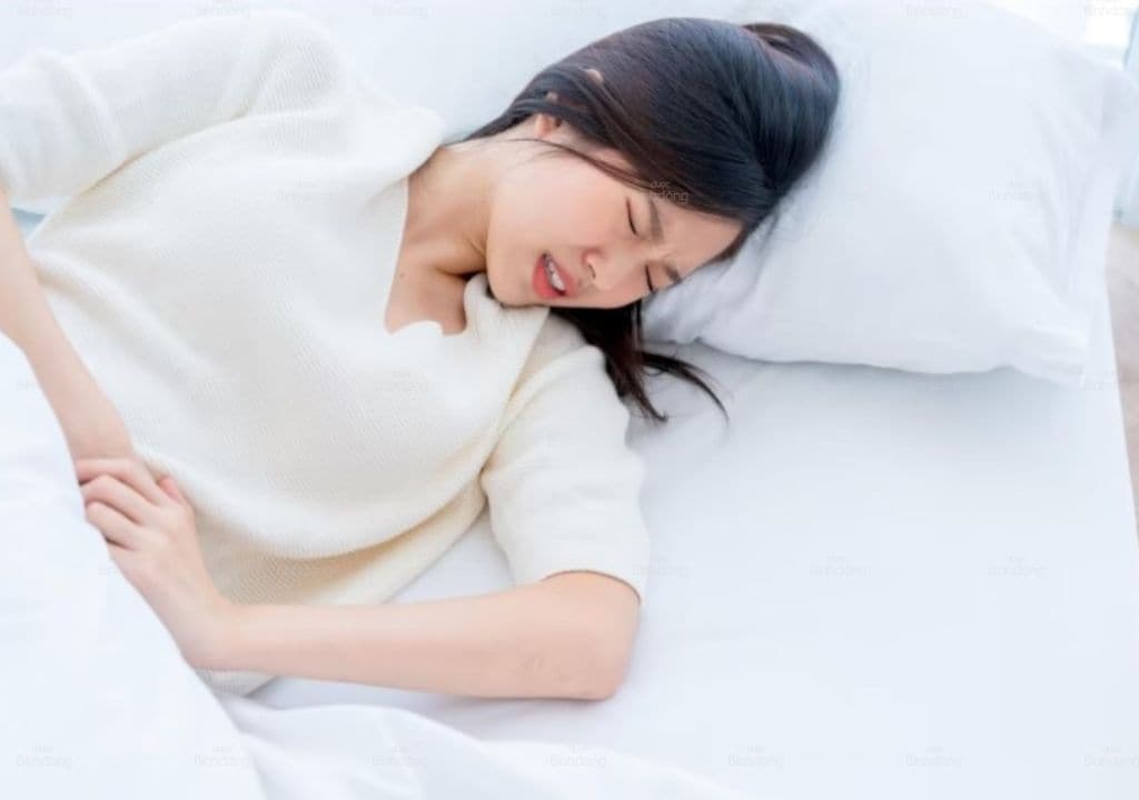 Hình ảnh người phụ nữ bị đau bụng