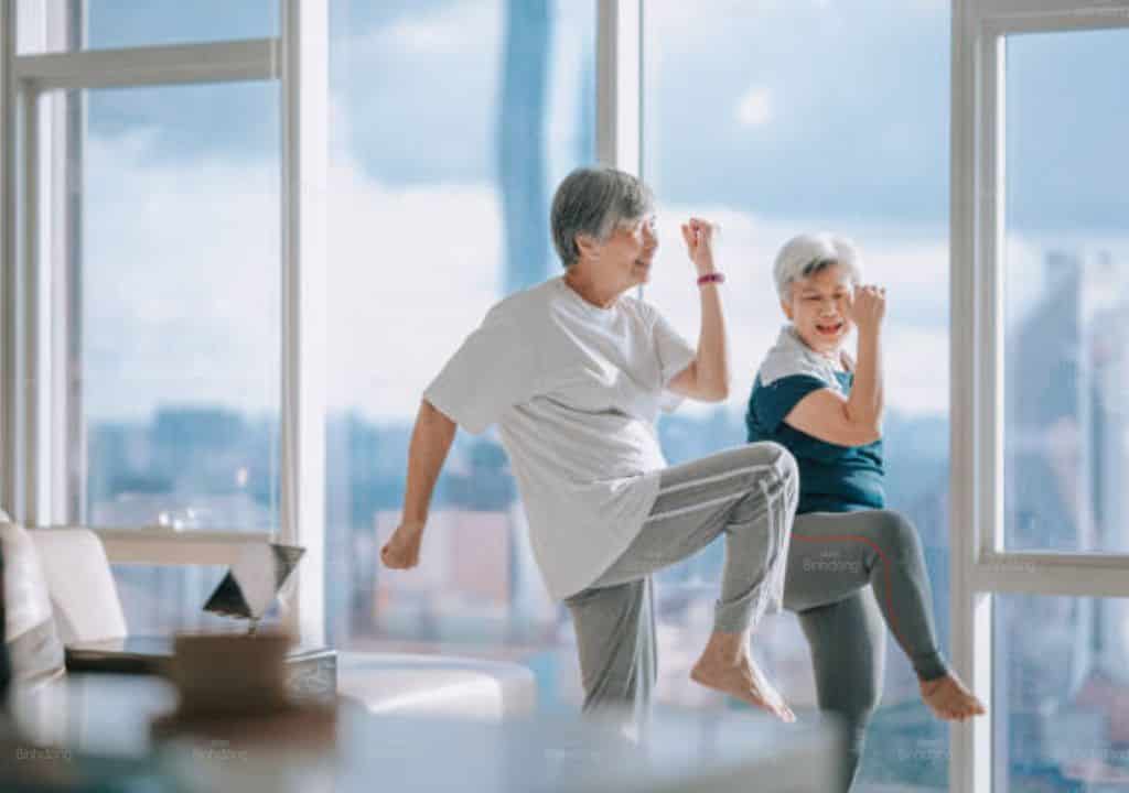 Người cao tuổi nên tập thể dục thường xuyên để tránh tiểu đêm
